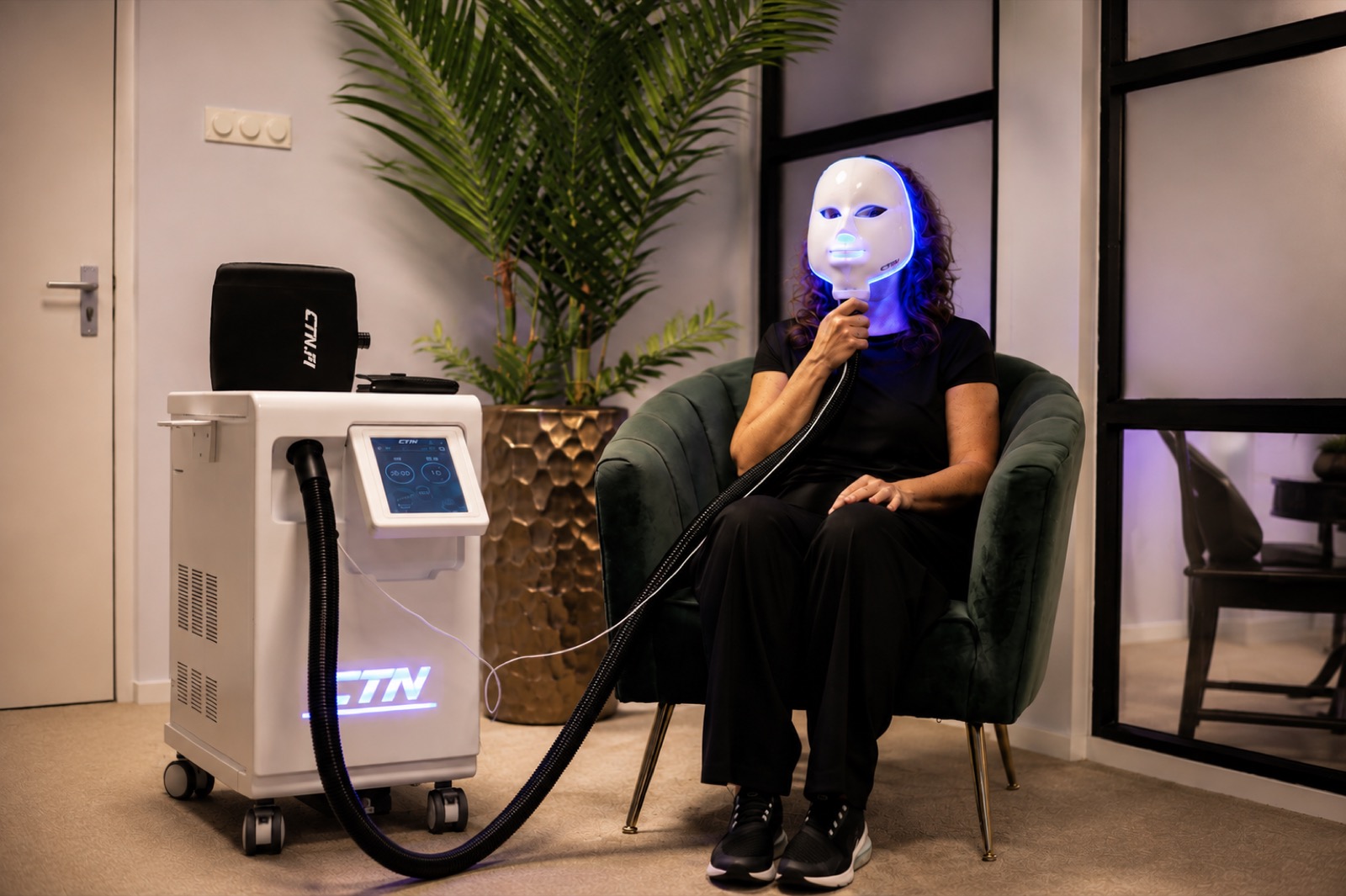 Cryo facial met LED-masker